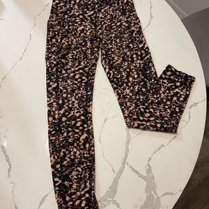 Lululemon legging INVIGORATE HIGH-RISE TIGHT 25"
Motion Flux Multi
Size: 4